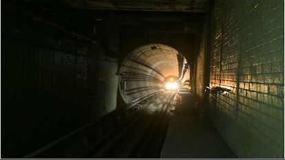 Metro: गंगा नदी के नीचे पहली मेट्रो ट्रेन चलाकर रचा इतिहास, देश की यह पहली अंडरवाटर मेट्रो परियोजना Metro ran a rake through a tunnel connecting Kolkata with Howrah under the river Hooghly Official
