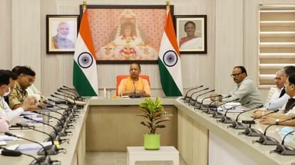 CM Yogi Adityanath review meeting on corona infection.