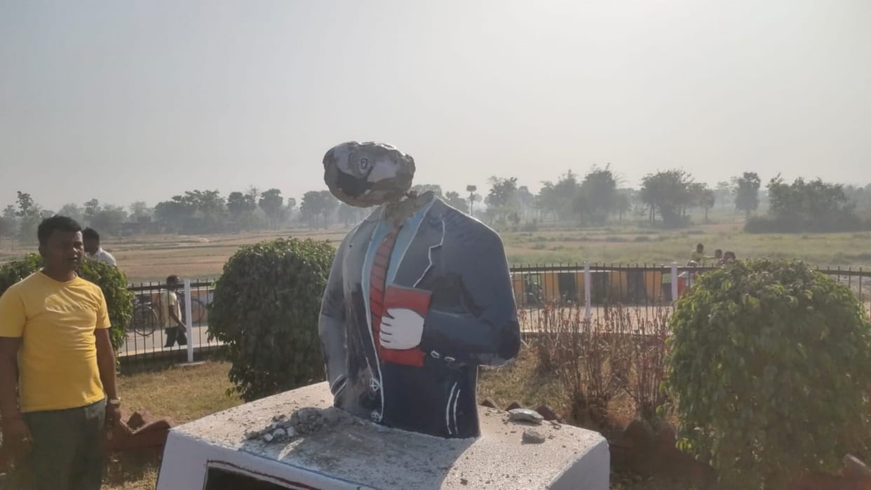 Antisocial elements damaged statue of Babasaheb at Lakhanpur Golambar in Saran, angry villagers blocked road