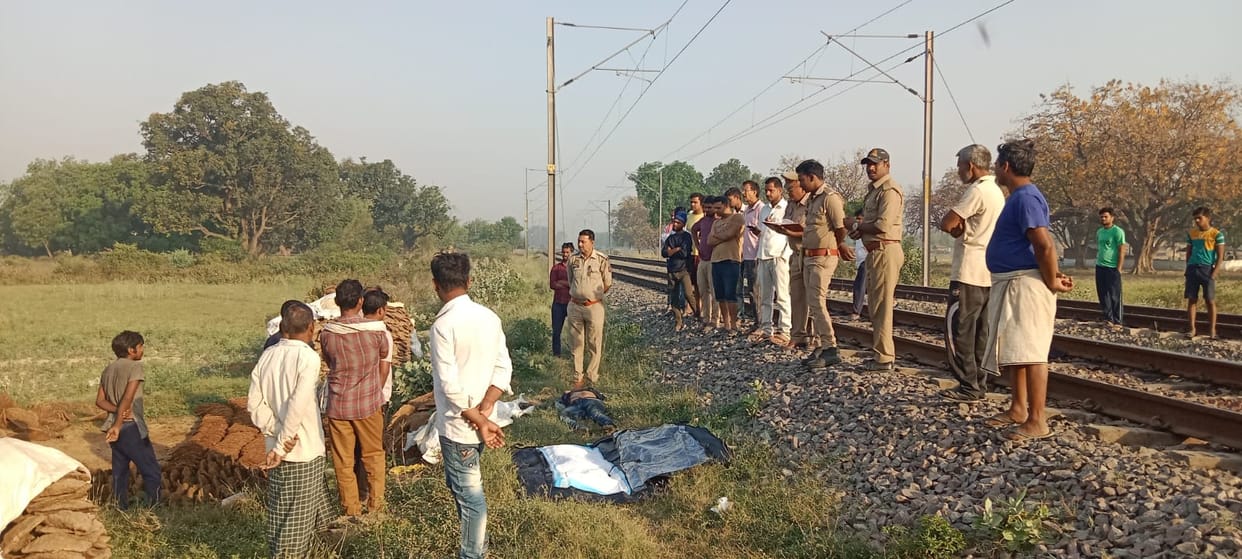 Bhadohi: A young man died after being hit by a train, the body was lying on the track all night