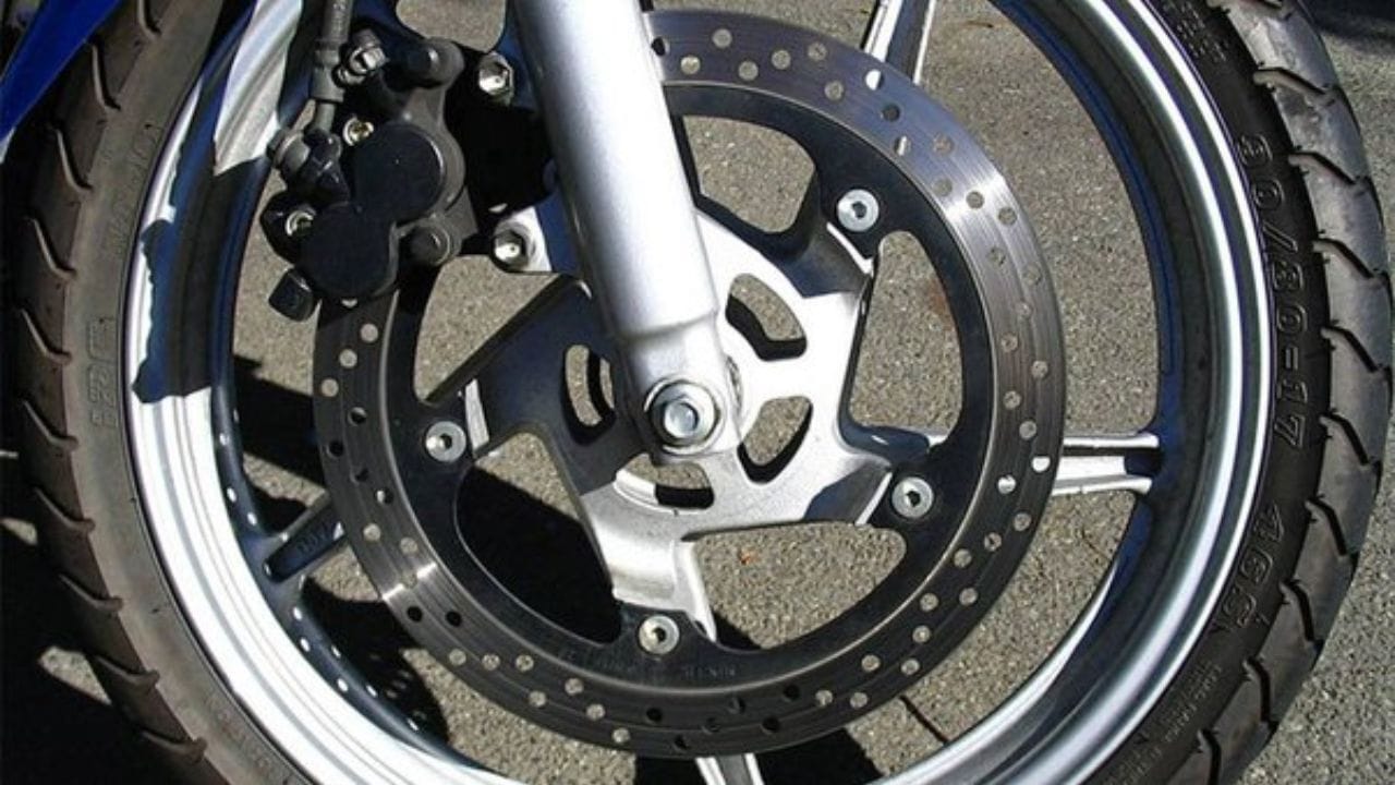 Due to these mistakes, the clutch plate of the bike gets damaged, know the details in five points