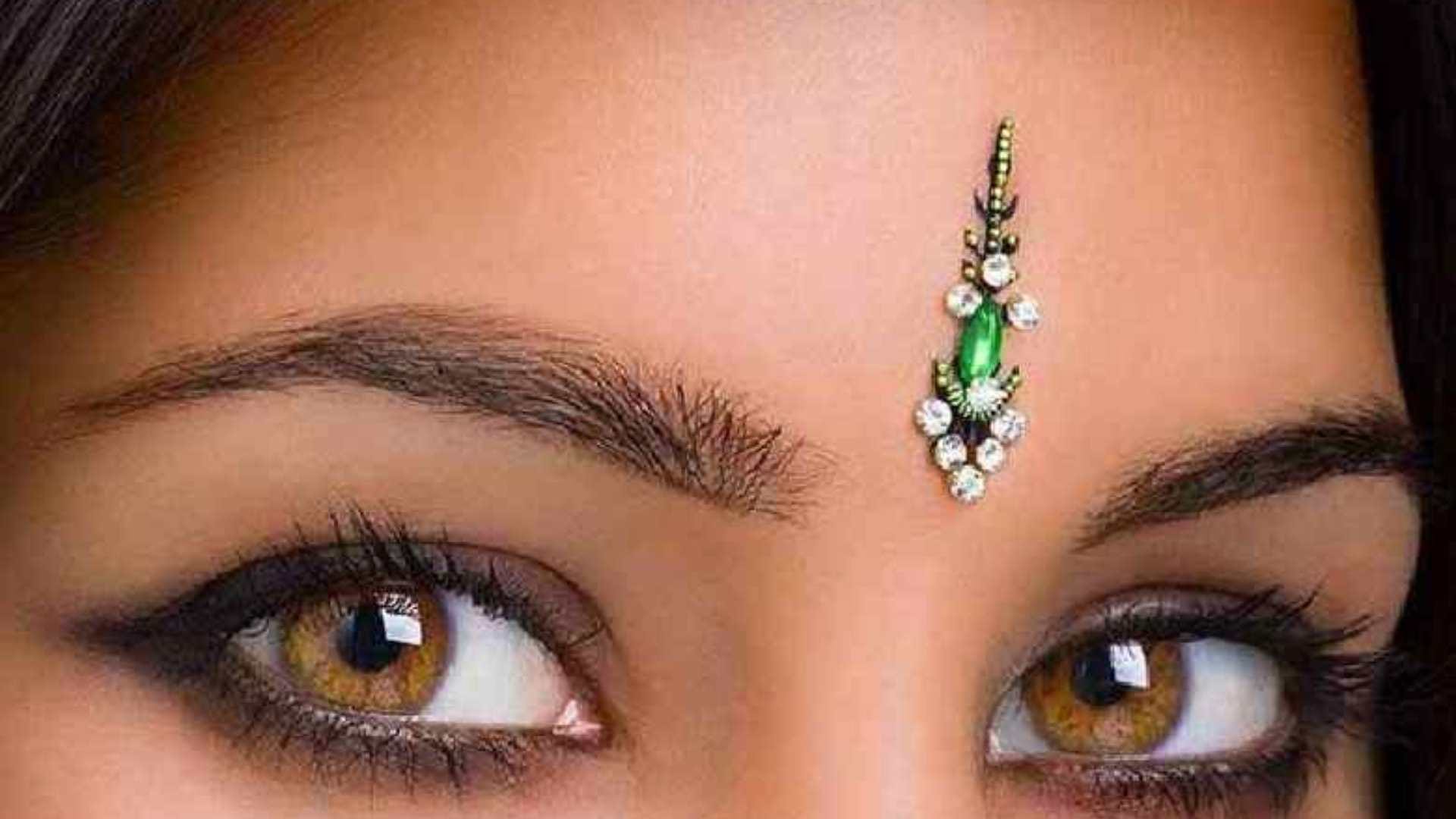 Fashion Tips Bindi Style And Shape According To Face Bindi Lagane Ka Tarika News In Hindi