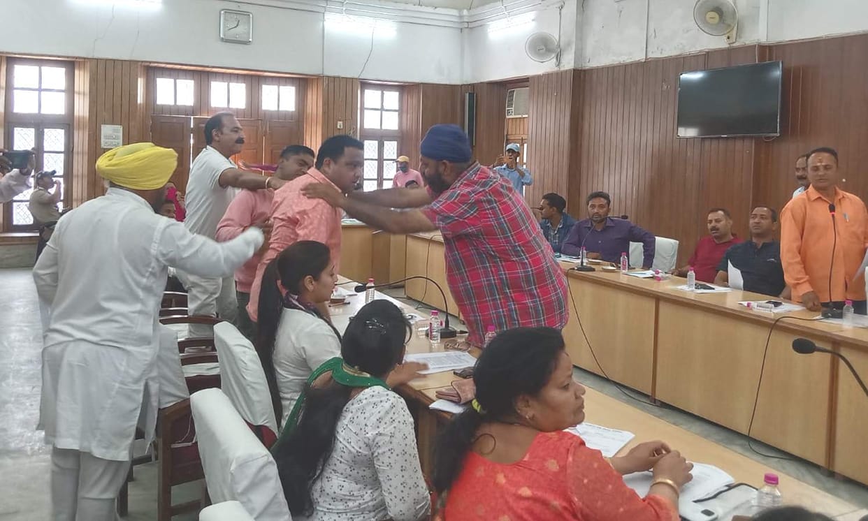 Rishikesh Nagar Nigam: Councillor of two factions in board meeting, budget of 53 crores passed amid uproar