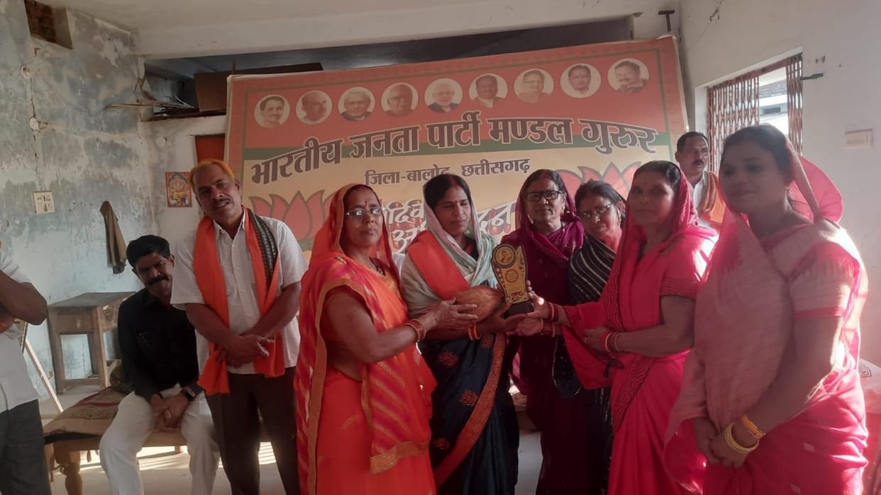 Five women of gurur honored for social work by Sushma Swaraj Award in Balod