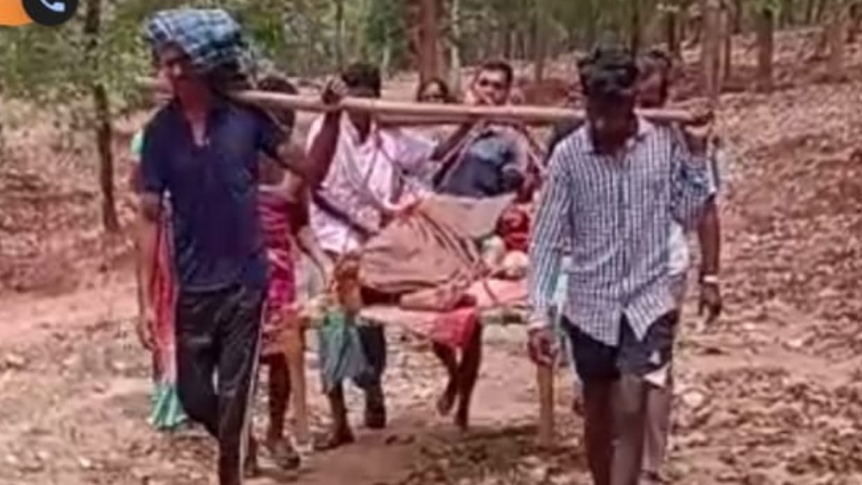 sanjivani 108 workers two kilometers walk on foot to save life of injured elderly in korba