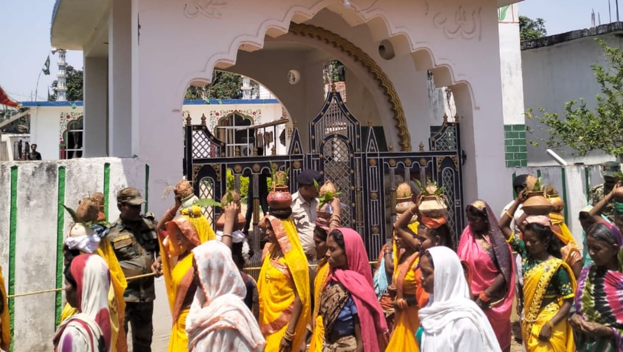 Hindu-Muslim together clean road from mosque to temple for Kalash Yatra in Jashpur