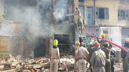 twenty year old man burnt to death in chemical factory fire in Agra