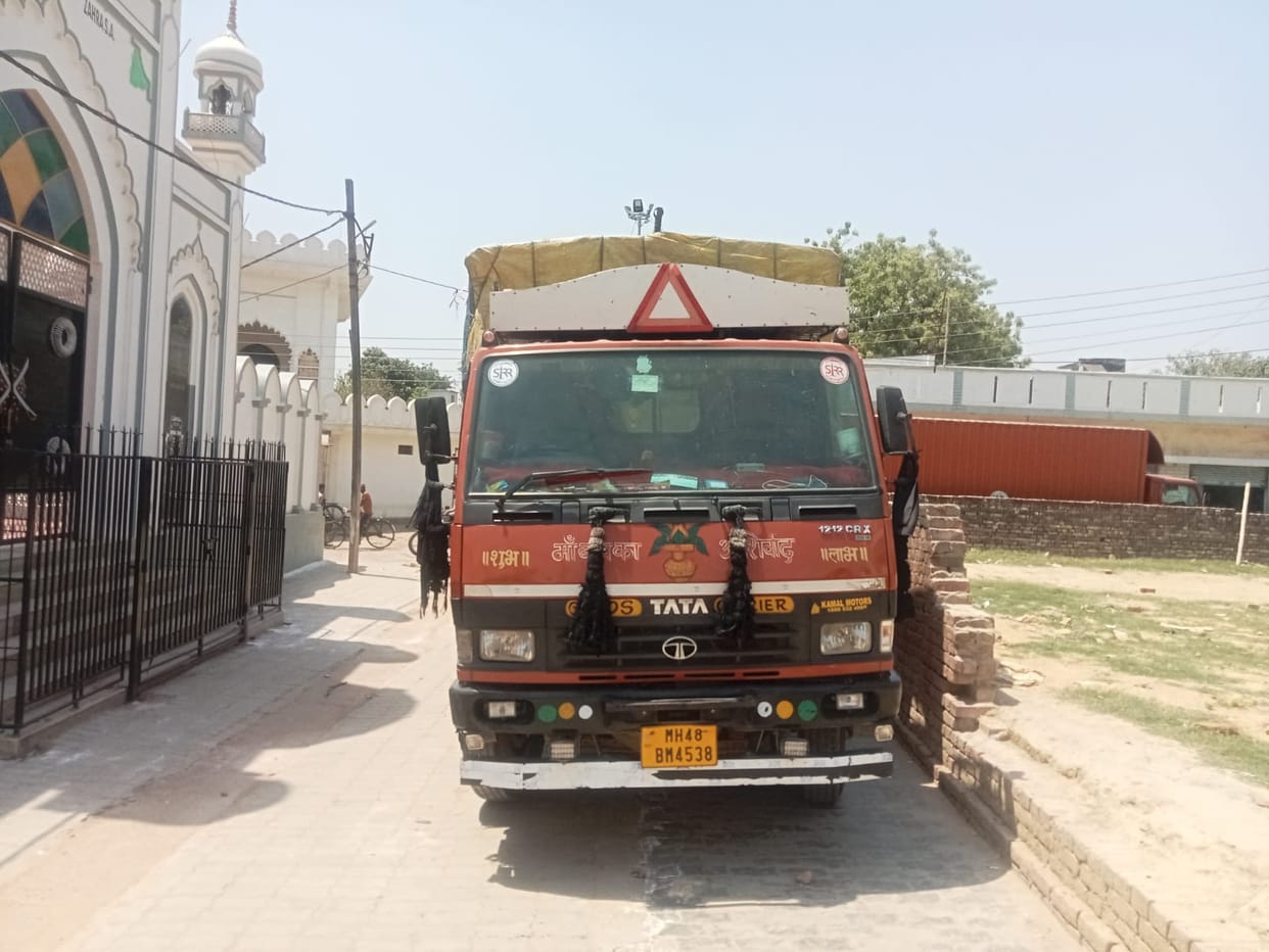 Two smugglers arrested with three quintals of hemp on Farihan-Nizamabad road, 'on army duty' was written on th