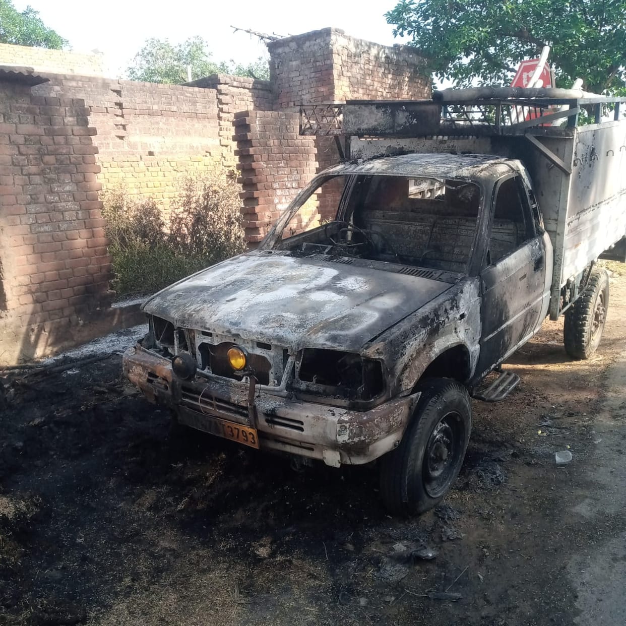 Mirzapur News: A sudden fire broke out in a pickup parked outside the house, the vehicle burnt to ashes, inves