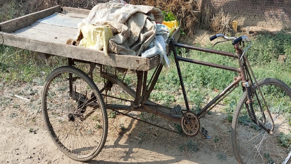 Car collided with husband and wife take straw on rickshaw both died