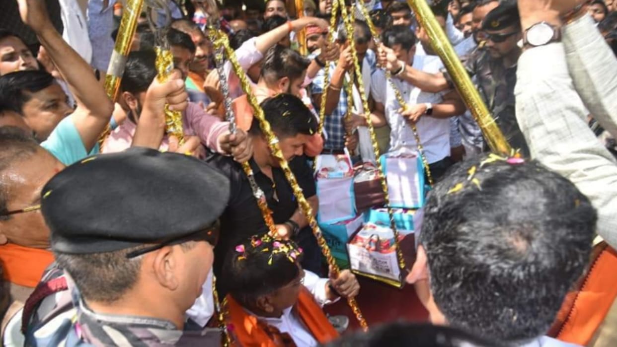 In Rampur Baghelan, Kailash Vijayvargiya was weighed with Vindhya's special Khurchan sweet,