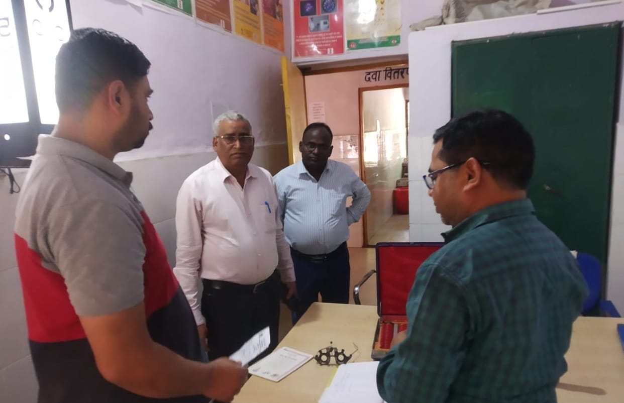 Expiry medicines found in Banipara PHC in Kanpur Dehat, ACMO and Deputy CMO gave instructions for disposal