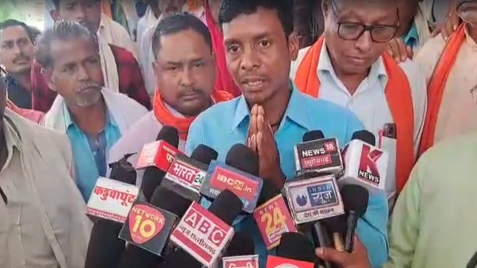 MP along with people of six villages submitted memorandum to collector