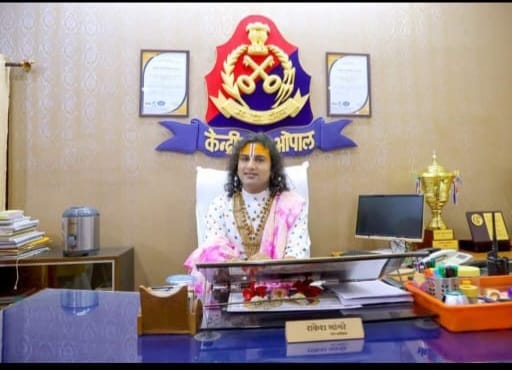 Bhopal News: Narrator Aniruddhacharya sitting on the chair of Bhopal Jail Superintendent, photo viral
