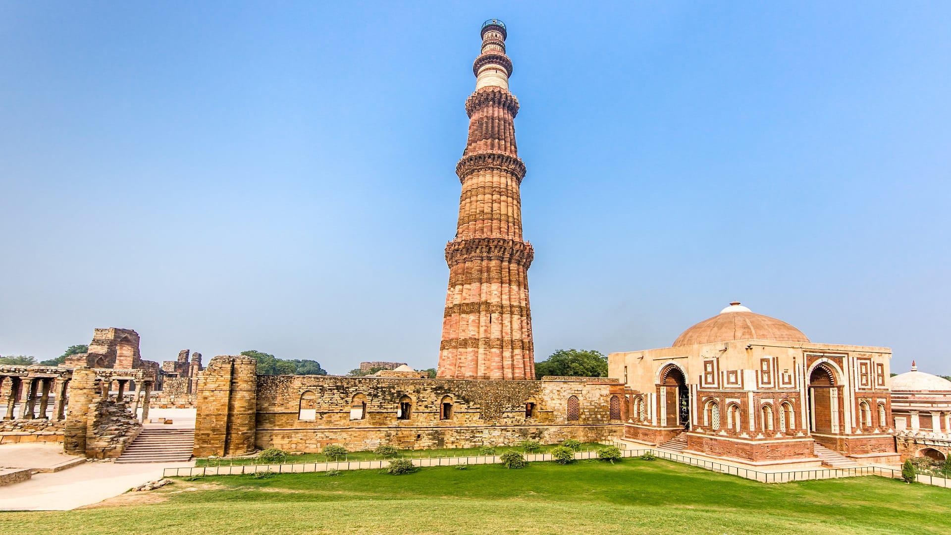 Travel Tips Delhi Most Famous Mosque Where You Can Offer Eid Prayer Check List Here in Hindi