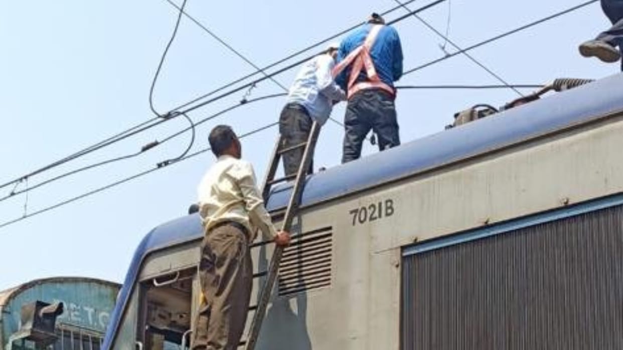 Mumbai Local Train: Mumbai's local train services affected due to technical problem