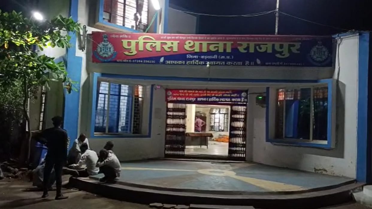CM Shivraj claims to protect his nieces, here the police are accused of molesting a minor
