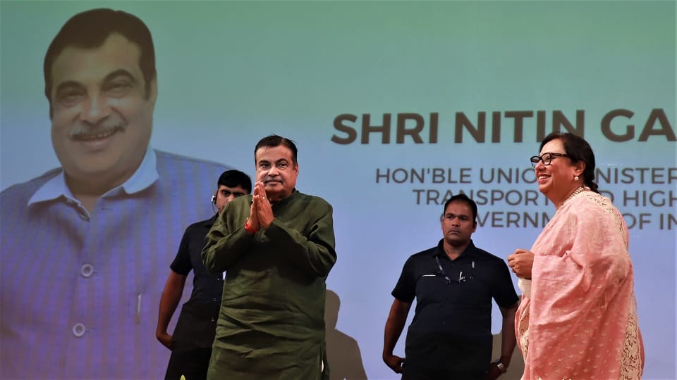 Nitin Gadkari addressed the students in the Business Conclave