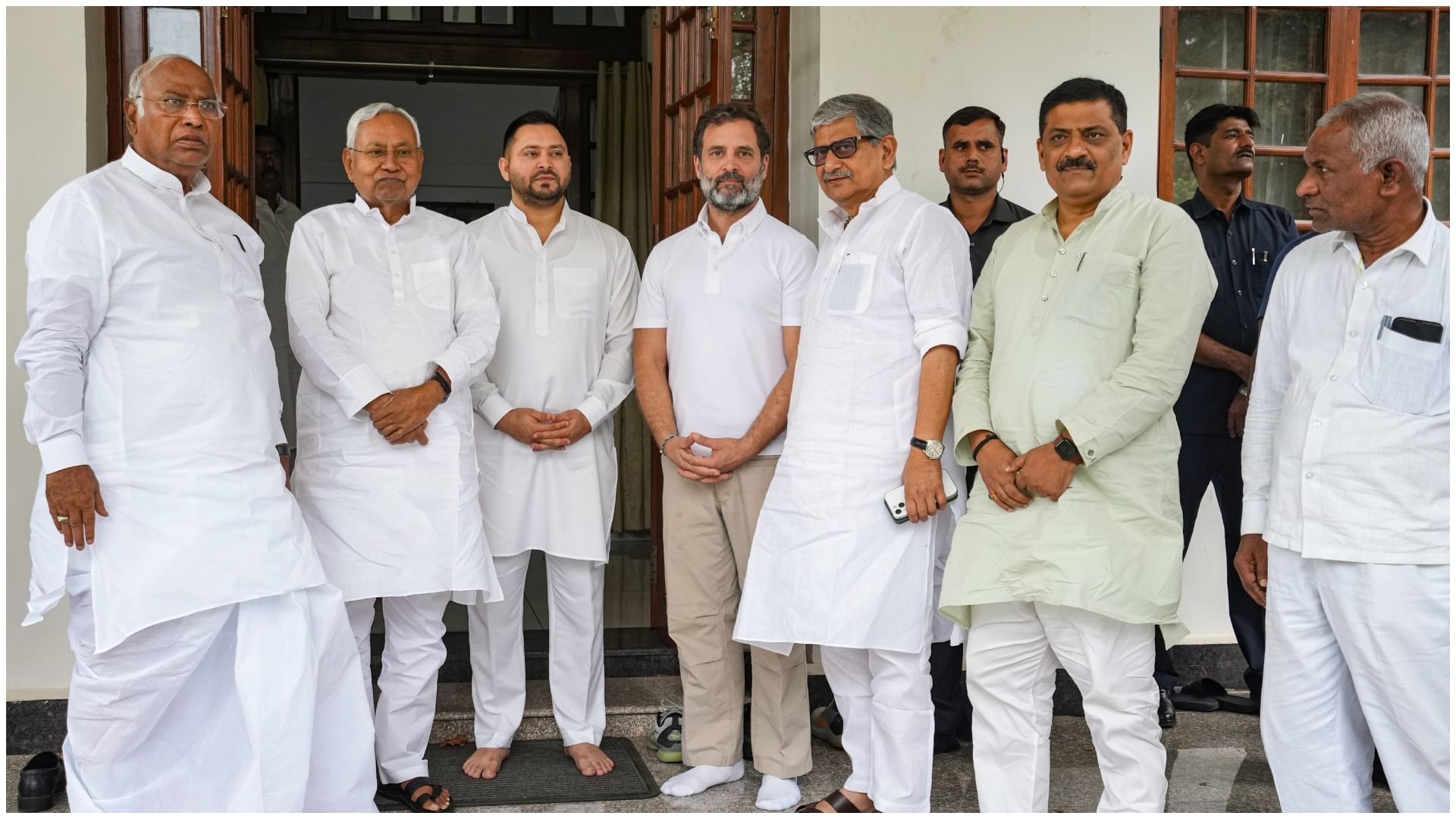 नीतीश कुमार, तेजस्वी यादव, राहुल गांधी  और कांग्रेस अध्यक्ष खरगे।