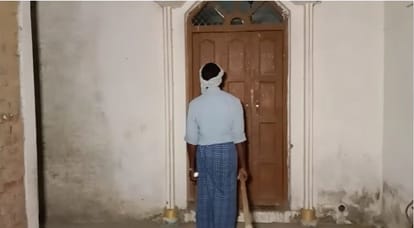 Example of Ganga-Jamuni Tehzeeb For 48 years, Gulav Yadav wakes up the fasting people for Sehri, taking the t
