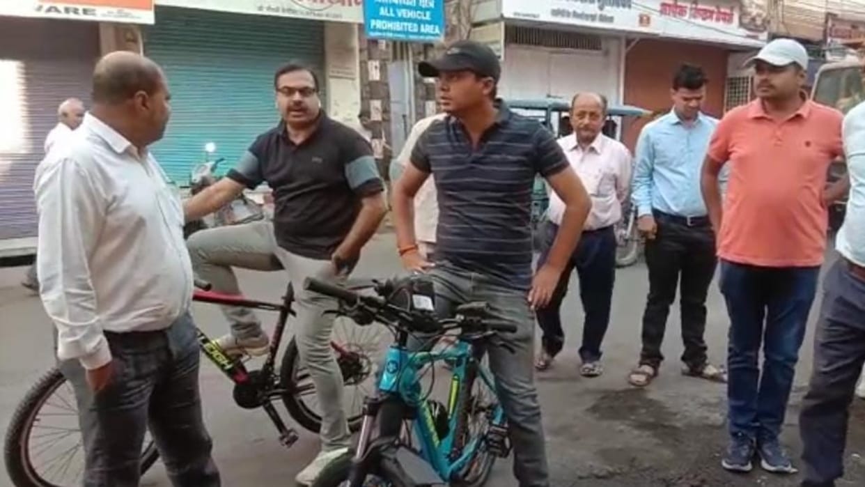 The corporator came out to inspect the cleanliness of the city by bicycle, people were surprised