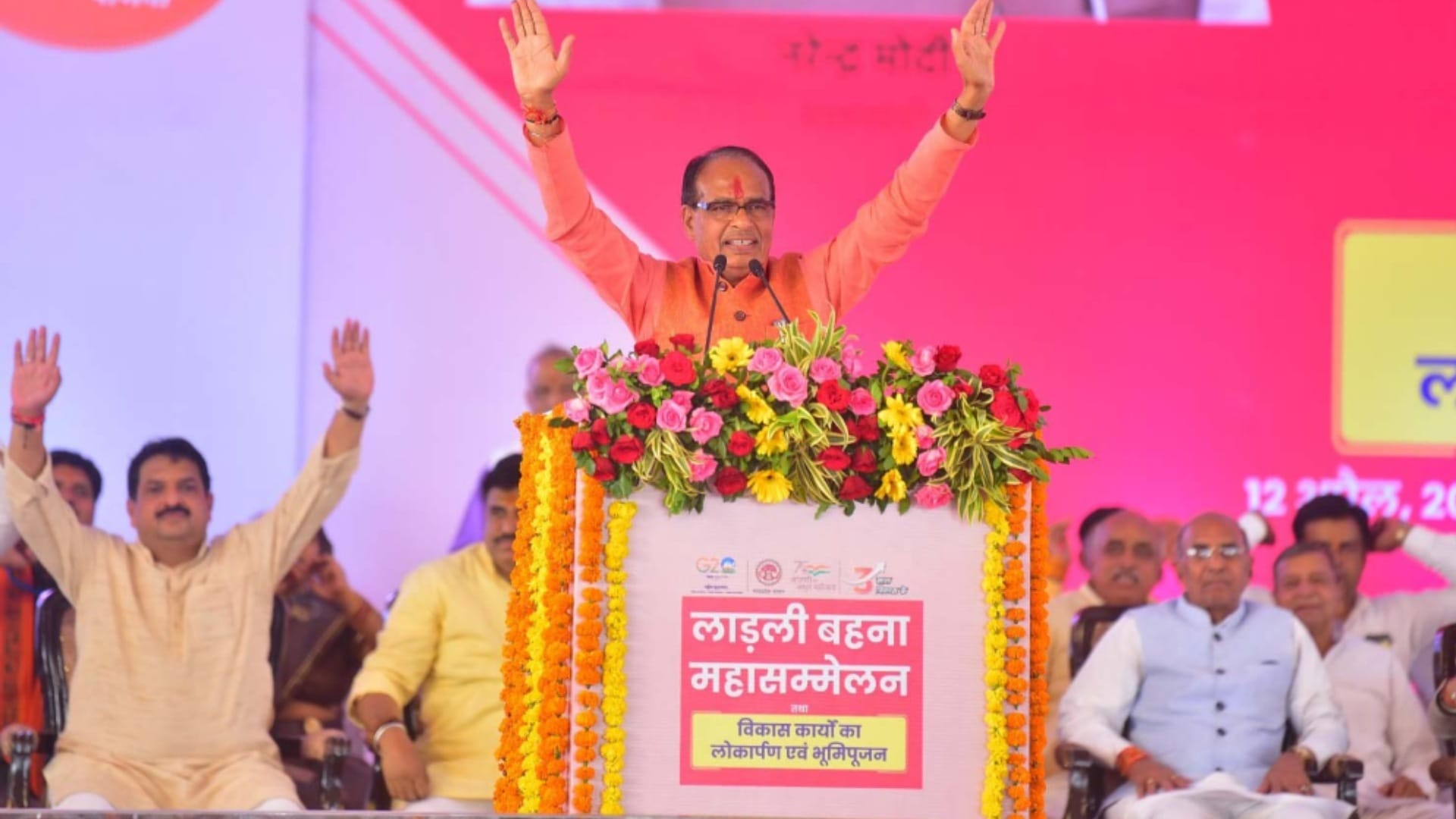 शुजालपुर में सीएम ने बहनों के लिए गाना भी गाया।