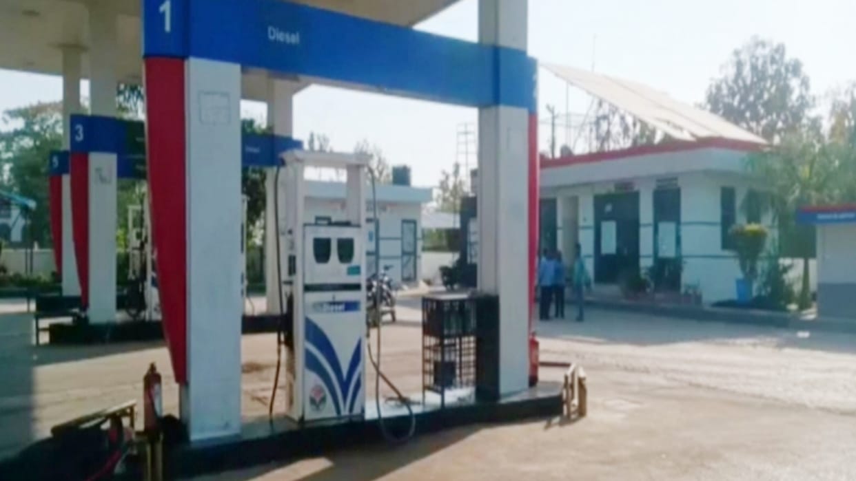 50 thousand rupees loot on petrol pump in Sultanpur.