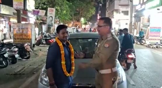 Action in unique way challan of Rs 2500  to car driver wearing garland in varanasi