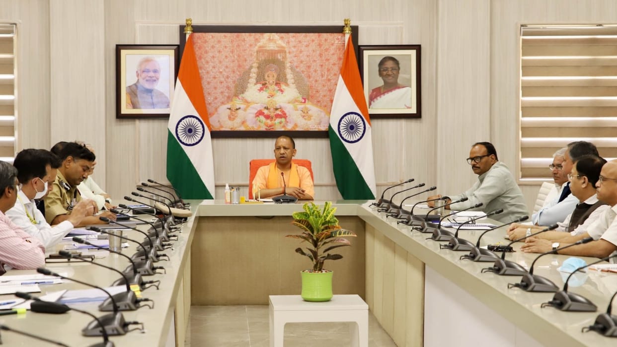 CM Yogi Adityanath review meeting on corona infection.