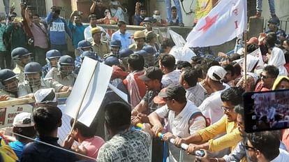 West Bengal: माकपा की यूथ विंग के प्रदर्शन पर लाठीचार्ज, आंसू गैस के गोले छोड़े; जानें पूरा मामला west bengal CPIM youth wing police clash in Bengals Siliguri