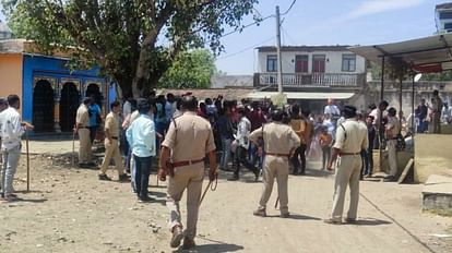 MP News: सैनिक की बरात पर दबंगों ने किया हमला, रास्ते में बिछाए पत्थर और कांटे, पुलिस पर पथराव, गाड़ियां फोड़ी The goons attacked the soldier's procession, stones and thorns were laid on the way