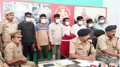 Sonbhadra: अफसरों की लोकेशन लेकर गिट्टी-बालू लदे ट्रकों को पास कराने वाले सात गिरफ्तार Seven People arrested for passing ballast sand laden trucks by taking location of officers
