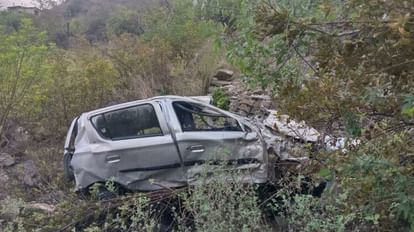 Tyuni Accident: छुमरा गांव से त्यूणी जा रही कार खाई में गिरी, 14 साल के बच्चे समेत दो की मौत, तीन घायल Tyuni Accident: Uncontrolled Alto Car Fell into ditch two passengers died