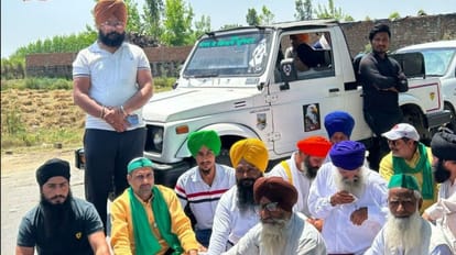 Haridwar: ज्ञान गोदड़ी गुरुद्वारे की मांग को लेकर हरकी पैड़ी जा रहे सिख जत्थे को बॉर्डर पर रोका, धरने पर बैठे Haridwar: Sikh group going to Har Ki Pauri to demand Gyan Godri Gurdwara stopped at the border