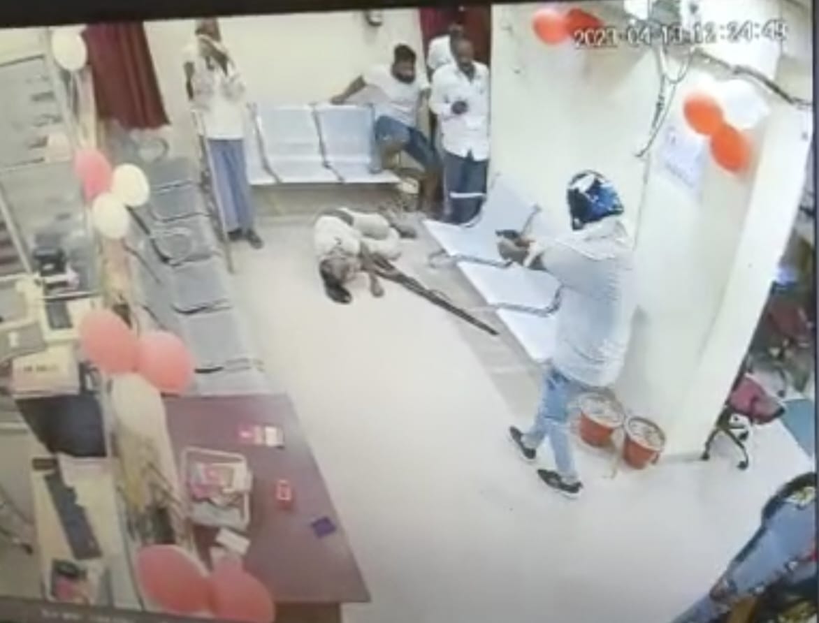 Bihar News; Robbery of12 lakhs in PNB bank in broad daylight near DRM office in Sonpur,home guard jawan killed