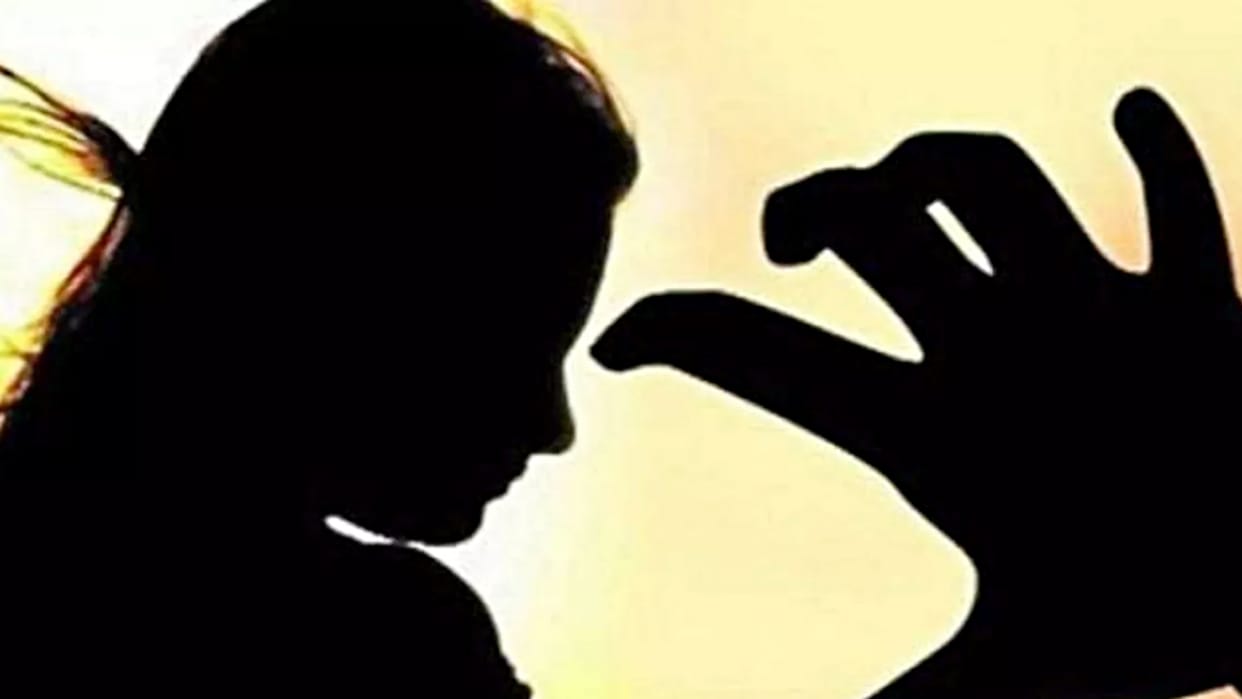 Crime News Troubled by teacher molestation in Damoh girl student sets herself on fire