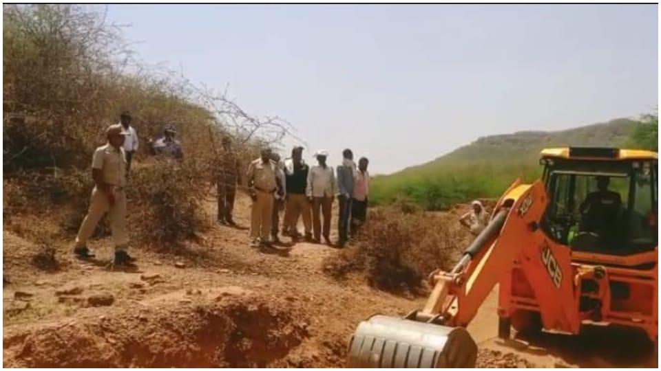 Dholpur police blocked the way of illegal gravel transport by digging