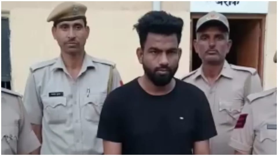 E-Mitra operator cheated people of 10 lakhs in Sikar police arrested from Delhi