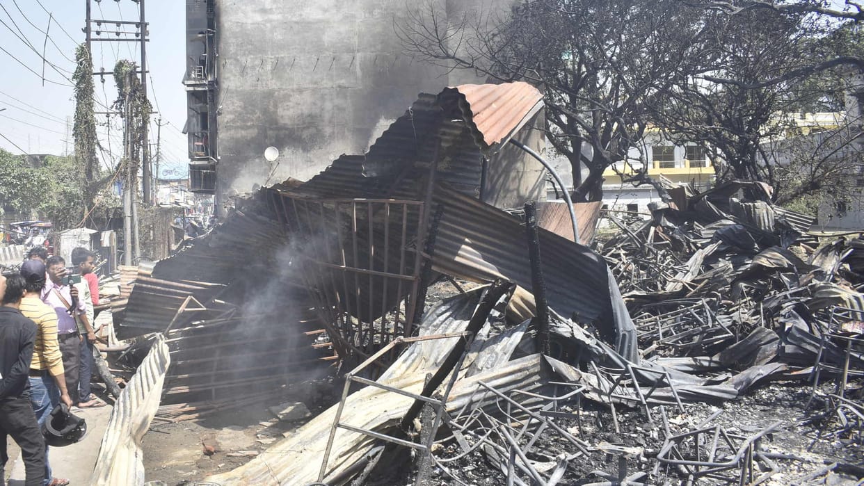 Heavy fire broke out in town hall Gorakhpur news