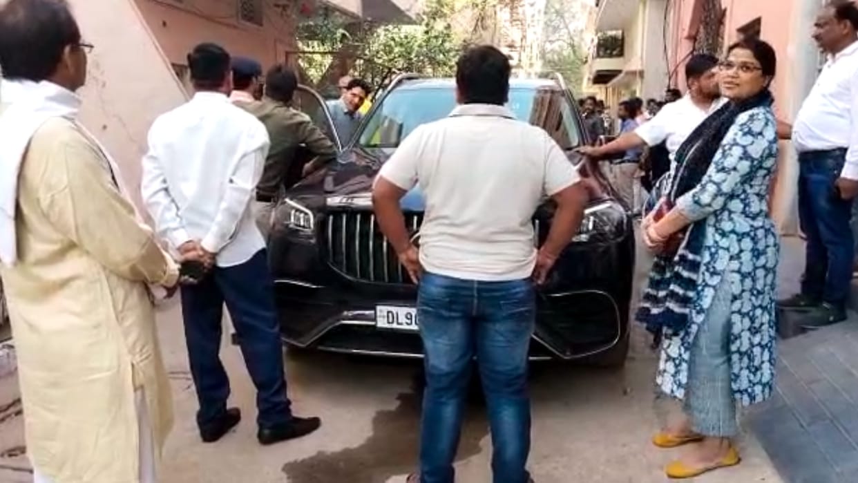AAP workers arrive to show black flags to Vijayvargiya over Shurpanakha's statement