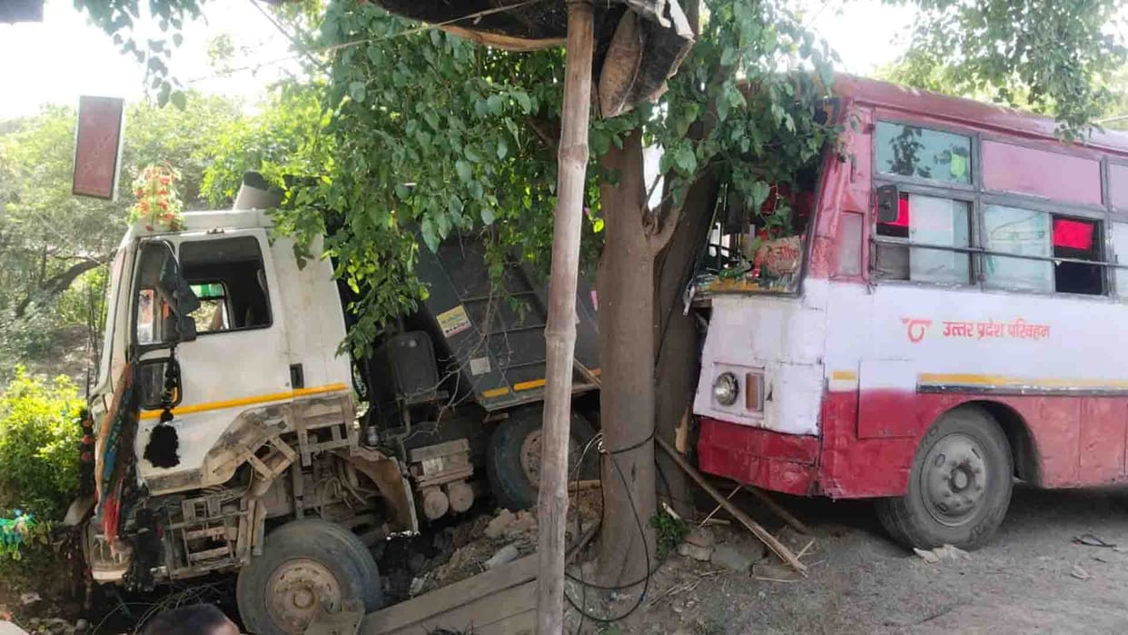Farrukhabad: Dumper collided with roadways bus, nine injured including driver and operator