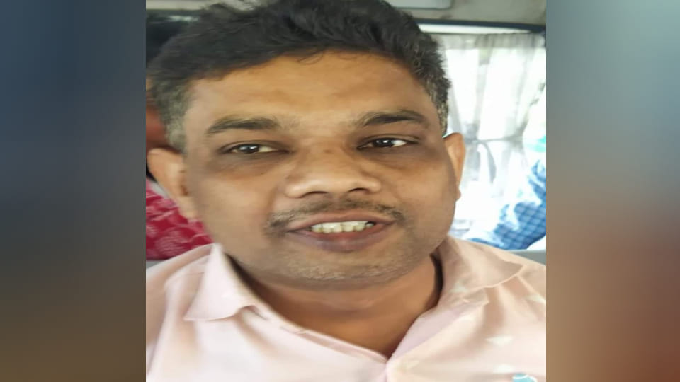 Accountant caught red handed taking bribe by anti corruption team in Agra