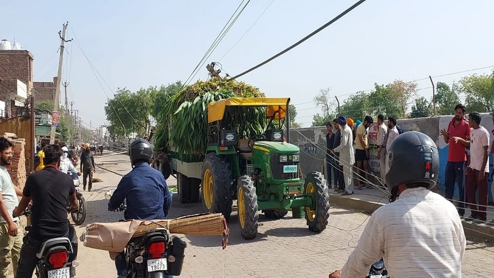 electric poles fell due to tractor trolley collision in Sirsa
