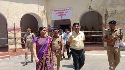 कलेक्ट्रेट परिसर का डीएम ने  किया निरीक्षण