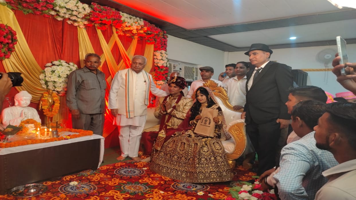 Meerut News: Kerala Governor Arif Mohammed Khan blessed bride and groom who attended wedding.