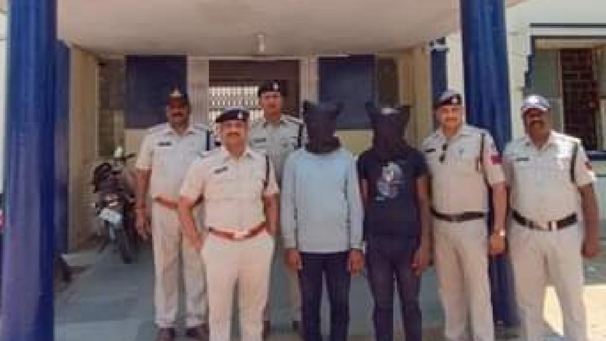 Two accused arrested for stealing five lakhs from a bike trunk