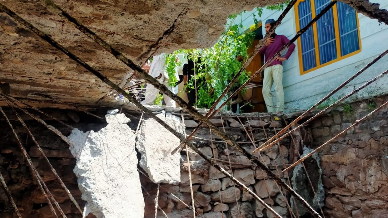 Poonch: House collapses in Poonch Khanetar village 25 people injured hospitalized