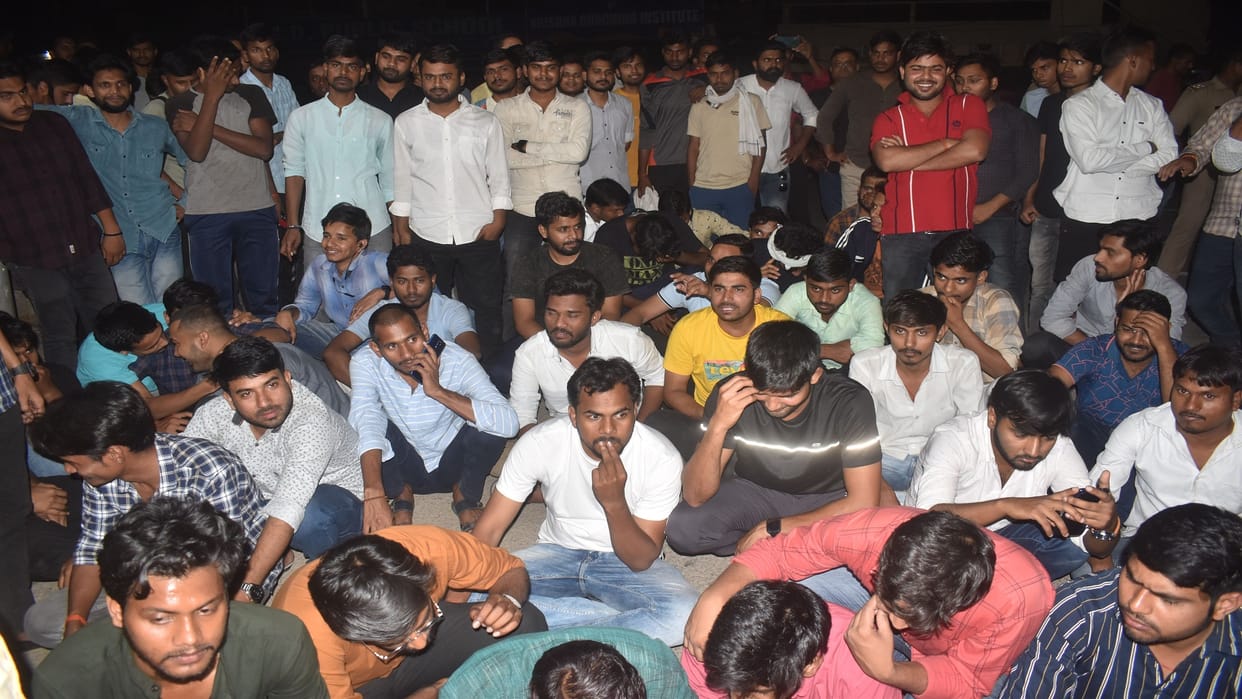 Allahabad University: Deputy proctor and students clashed in University, fierce commotion by jamming