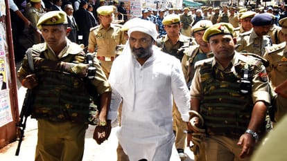 As soon as he reached the court, Atiq said… Huzoor is feeling dizzy, he should be allowed to sit