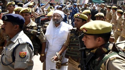 As soon as he reached the court, Atiq said… Huzoor is feeling dizzy, he should be allowed to sit
